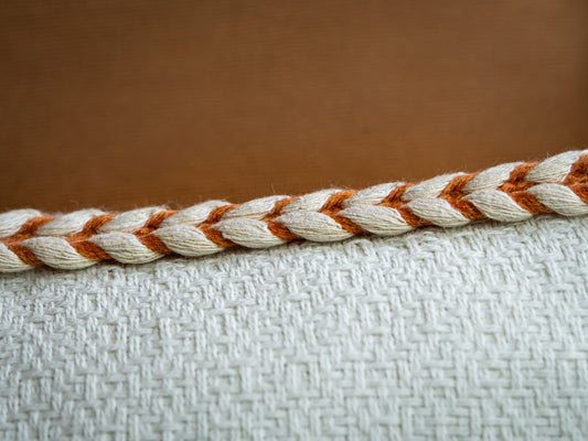 Coussin écru bord terracotta