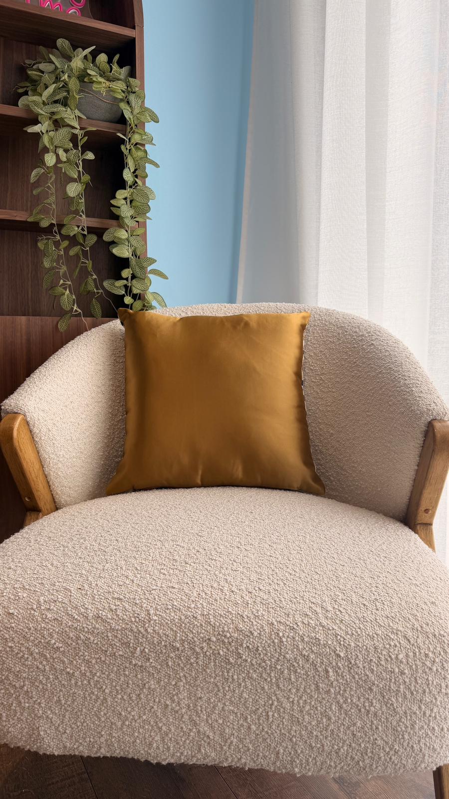 Coussin fleuri doré