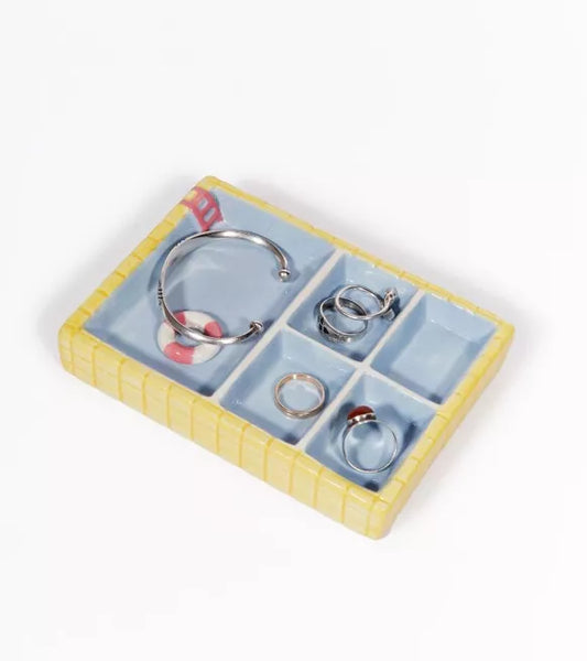Repose-bijoux piscine