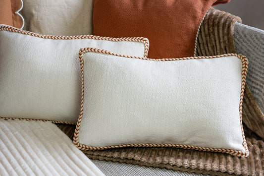Coussin écru bord terracotta