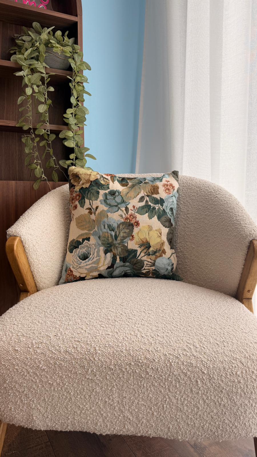 Coussin fleuri bleu gris