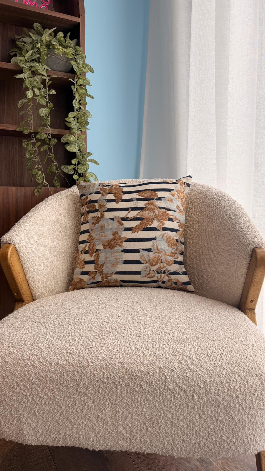 Coussin fleuri doré