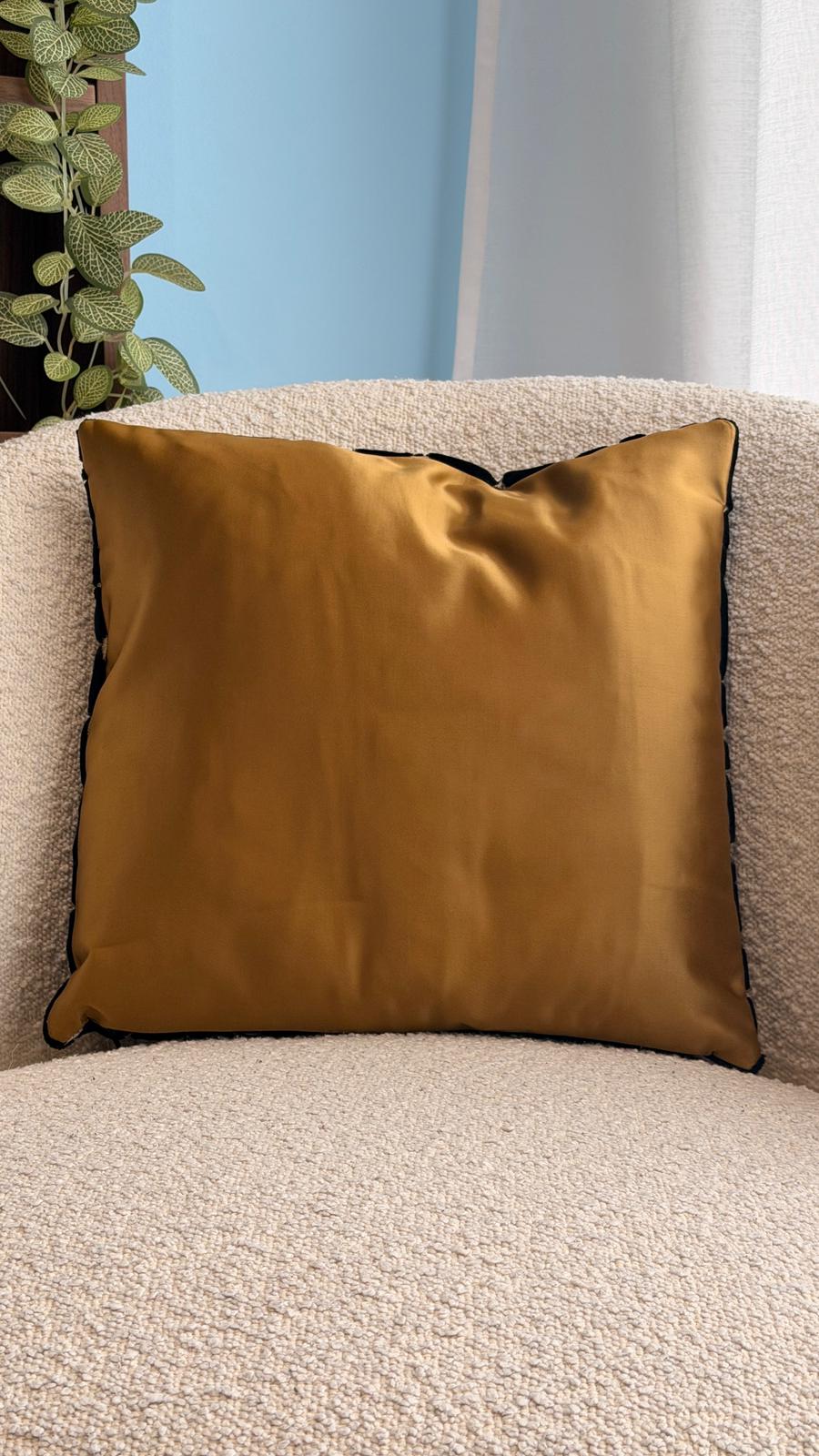 Coussin noir et doré
