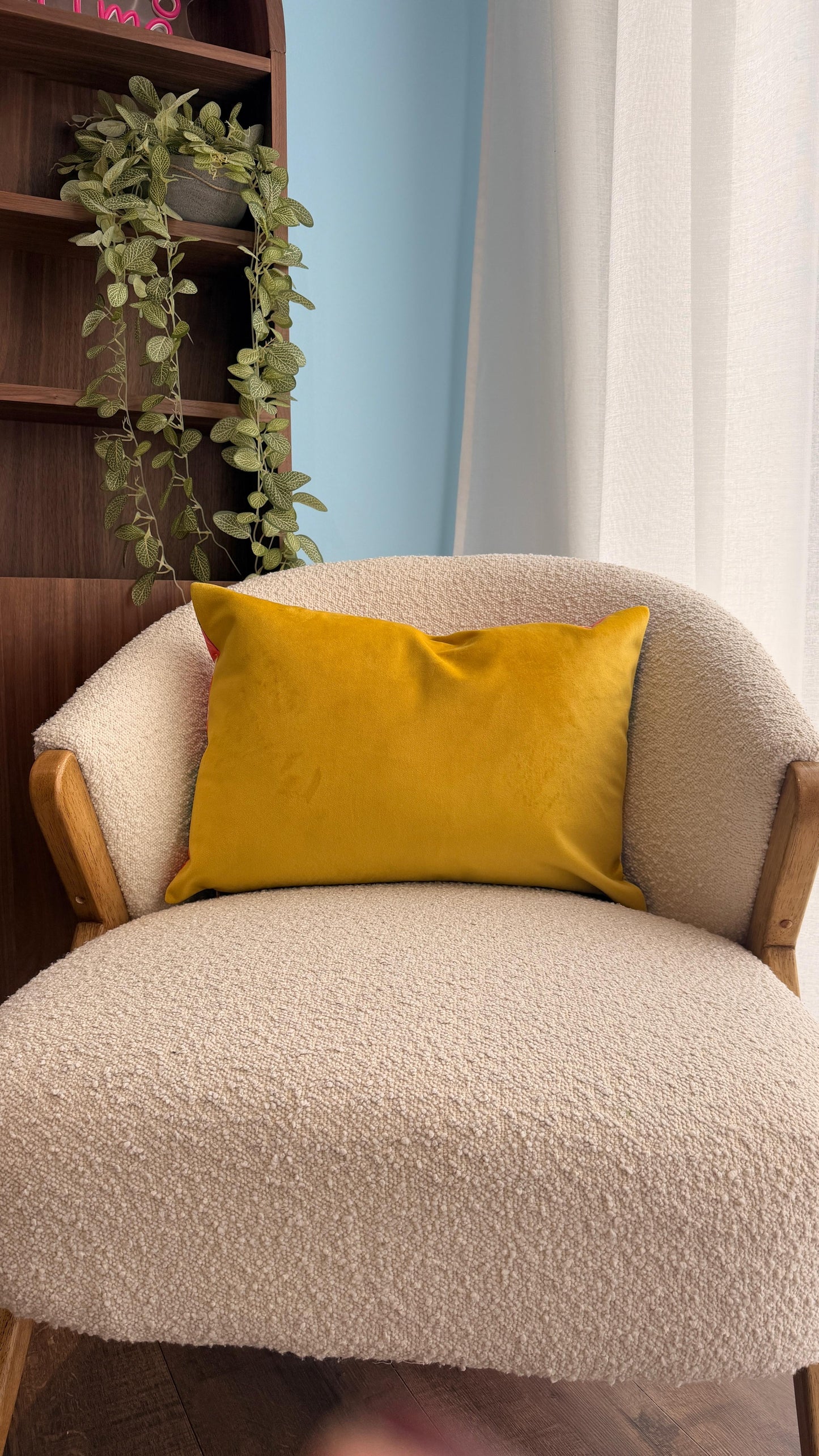 Coussin fleuri dos jaune