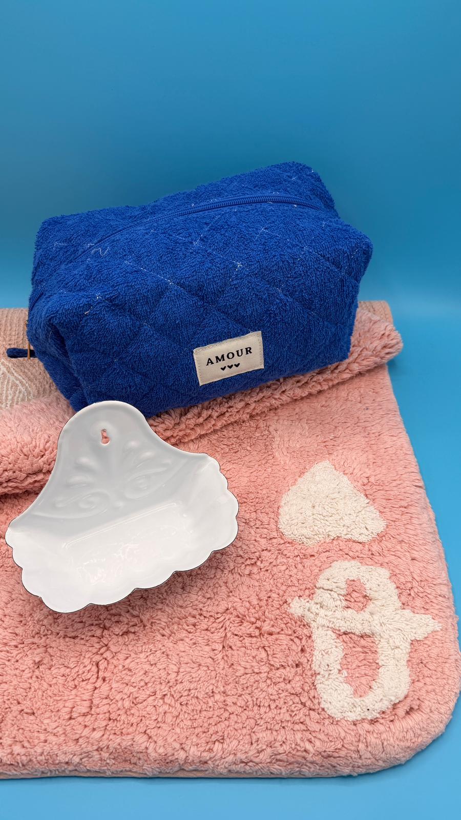 Lot tapis de bain cœur + trousse + porte-savon